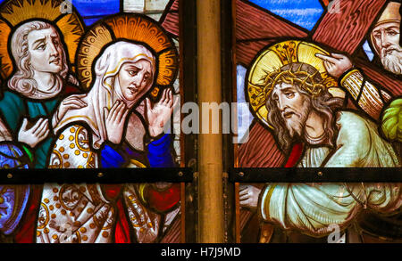 Vetrata raffigurante Gesù e Maria sulla Via Dolorosa, nella Cattedrale di Saint Rumboldt in Mechelen, Belgio. Foto Stock