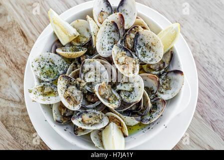 Aglio bianco vino cotto a vapore di vongole fresche tapas di pesce semplice spuntino ameijoas bulhao pato stile portoghese Foto Stock