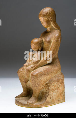 Madre con bambino, patinato scultura in gesso 1963 da scultore francese Jean Henninger Foto Stock