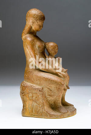 Madre con bambino, patinato scultura in gesso 1963 da scultore francese Jean Henninger Foto Stock