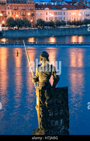 Statua sul ponte Carlo di notte, Praga Foto Stock