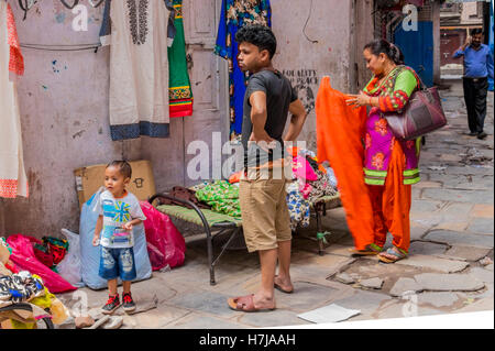 Mobile fornitori tessili Vendita di merci per le strade di Kathmandu in Nepal Foto Stock