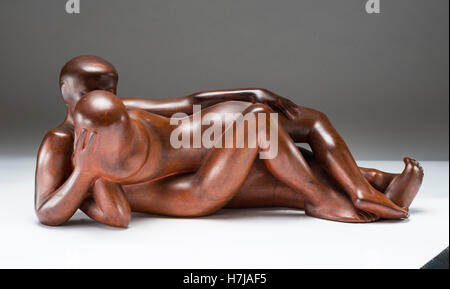 Abbracciando giovane, la scultura in legno del 1966 da scultore francese Jean Henninger Foto Stock