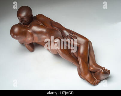 Abbracciando giovane, la scultura in legno del 1966 da scultore francese Jean Henninger Foto Stock