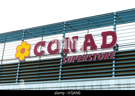 Forlì, Italia: 30 ottobre 2016: Conad logo pubblicità segno al di fuori del suo supermercato retail store. Foto Stock