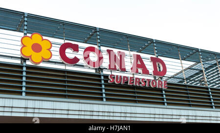 Forlì, Italia: 30 ottobre 2016: Conad logo pubblicità segno al di fuori del suo supermercato retail store. Foto Stock