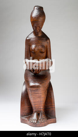 Il lettore, legno di mogano scultura di scultore francese Jean Henninger Foto Stock