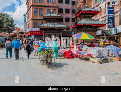 I fornitori di telefonia mobile e di commercianti che vendono merci per le strade di Kathmandu in Nepal Foto Stock