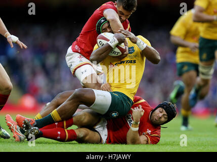 Australia Henry Speight è affrontato dal Galles Rhys Webb e Leigh Halfpenny durante l'autunno partita internazionale presso il Principato Stadium di Cardiff. Foto Stock