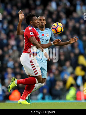 Il Middlesbrough Adama Traore (sinistra) e Manchester City's Fernandinho in azione durante il match di Premier League al Etihad Stadium e Manchester. Foto Stock