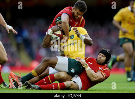 Australia Henry Speight è affrontato dal Galles Rhys Webb e Leigh Halfpenny durante l'autunno partita internazionale presso il Principato Stadium di Cardiff. Foto Stock