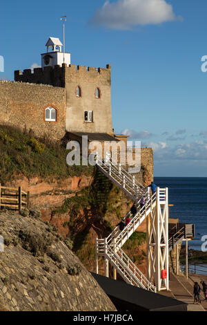 Sidmouth. Jacobs scaletta e la spiaggia occidentale a Sidmouth, nel Devon. La scaletta è una serie di gradini in legno che conduce fino a Connaught Gardens Foto Stock