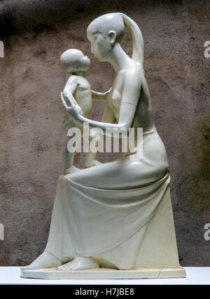 Madre con bambino, scultura in gesso 1955 da scultore francese Jean Henninger Foto Stock