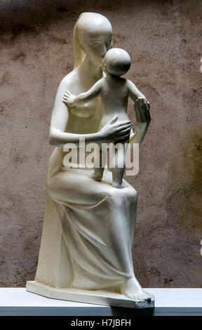 Madre con bambino, scultura in gesso 1955 da scultore francese Jean Henninger Foto Stock