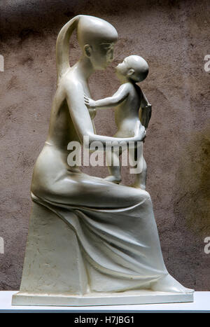 Madre con bambino, scultura in gesso 1955 da scultore francese Jean Henninger Foto Stock