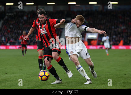 AFC Bournemouth è Adam Smith e Sunderland's Ducan Watmore battaglia per la palla durante il match di Premier League alla vitalità Stadium, Bournemouth. Foto Stock