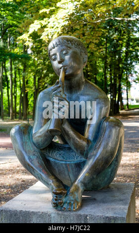 Zampogna player, scultura in bronzo di scultore francese Jean Henninger, Strasburgo, Alsazia, Francia, Europa Foto Stock