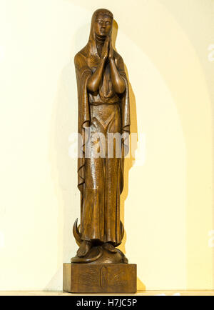 Vergine Maria, il legno di quercia carving 1958 da scultore francese Jean Henninger, la chiesa di San Nicola, Schirrhein, Alsazia, Francia, Europa Foto Stock