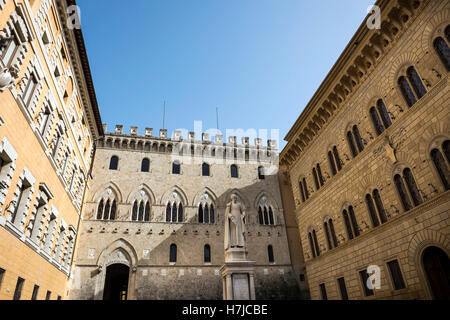 Una statua di Sallustio Bandini, arcidiacono, economista e uomo politico in Piazza Salimbeni, Siena, Italia Foto Stock