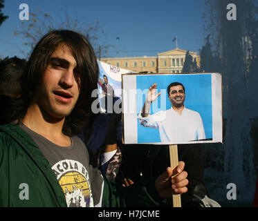 Atene, Grecia. 05 Nov, 2016. Il dimostratore detiene una foto di HDP Leader Selahattin Demirtas. Curdi che vivono in Grecia dimostrare ad Atene contro i governi turchi a perseguire penalmente i responsabili di Pro HDP curdo partito politico Selahattin Demirtas e Figen Yuksedaq. Credito: George Panagakis/Pacific Press/Alamy Live News Foto Stock