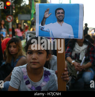 Atene, Grecia. 05 Nov, 2016. Il dimostratore detiene una foto di HDP Leader Selahattin Demirtas. Curdi che vivono in Grecia dimostrare ad Atene contro i governi turchi a perseguire penalmente i responsabili di Pro HDP curdo partito politico Selahattin Demirtas e Figen Yuksedaq. Credito: George Panagakis/Pacific Press/Alamy Live News Foto Stock