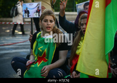 Atene, Grecia. 05 Nov, 2016. I manifestanti gridare slogan contro il Presidente turco Tayyip Erdogan. Curdi che vivono in Grecia dimostrare ad Atene contro i governi turchi a perseguire penalmente i responsabili di Pro HDP curdo partito politico Selahattin Demirtas e Figen Yuksedaq. Credito: George Panagakis/Pacific Press/Alamy Live News Foto Stock