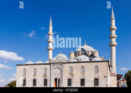 Attrazioni della Turchia. Nuova moschea di Istanbul. Famoso monumento turco. Foto Stock