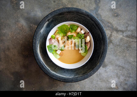 Di funghi selvatici con insalata di miso e purea di lemongrass e scalogni carbonizzati al Comune Tiger a Phnom Penh. Foto Stock