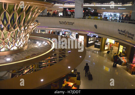 All'interno di Abu Dhabi International Airport Lounge di partenza, Emirati Arabi Uniti. Foto Stock