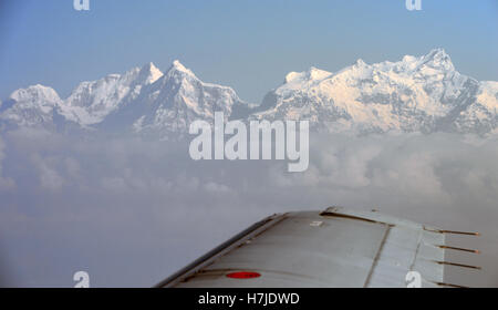 L'Annapurna Mountain Range su una Yeti Airlines Volo da Kathmandu a Pokhara, Nepal, Asia. Foto Stock