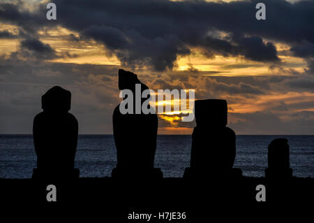 Tramonto a Ahu Tahai moai sito in Isola di Pasqua, Cile Foto Stock