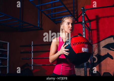 Ragazza con palla medica Foto Stock