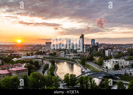 Vista di Vilnius il tramonto, Lituania Foto Stock
