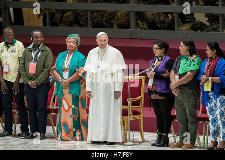 Città del Vaticano il Vaticano. 05 Nov, 2016. Papa Francesco assiste un pubblico con i rappresentanti del Terzo Incontro mondiale dei movimenti popolari nell Aula Paolo VI in Vaticano Città del Vaticano. La riunione riunisce le organizzazioni di persone ai margini della società, compresi i poveri e i disoccupati e coloro che hanno perso i loro terreni agricoli. Credito: Giuseppe Ciccia/Pacific Press/Alamy Live News Foto Stock