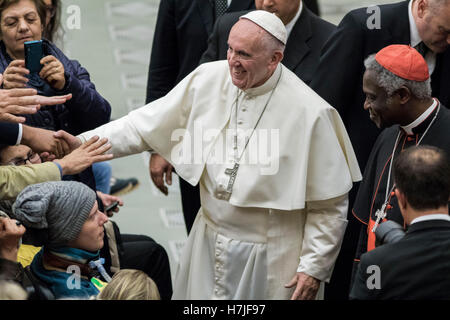 Città del Vaticano il Vaticano. 05 Nov, 2016. Papa Francesco assiste un pubblico con i rappresentanti del Terzo Incontro mondiale dei movimenti popolari nell Aula Paolo VI in Vaticano Città del Vaticano. La riunione riunisce le organizzazioni di persone ai margini della società, compresi i poveri e i disoccupati e coloro che hanno perso i loro terreni agricoli. Credito: Giuseppe Ciccia/Pacific Press/Alamy Live News Foto Stock