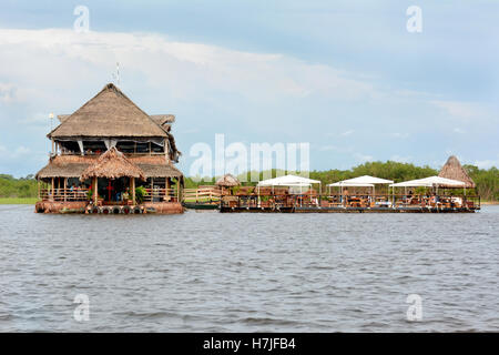 IQUITOS, Perù - 11 ottobre 2015: Al Frio y al ristorante Fuego. Il ristorante galleggiante sul Fiume Itaya offre un servizio raffinato Foto Stock