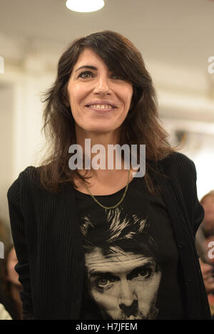 Napoli, Italia. 05 Nov, 2016. Giorgia, famoso cantante italiano, presenta il suo nuovo album "Oronero' e ha incontrato i suoi fan a LaFeltrinelli di Napoli. Giorgia Todrani, meglio conosciuta come Giorgia è un italiano cantante femminile, song-scrittore, musicista, noto per la sua voce soul, che è assistita da una vasta gamma di vocal, alta registro cinturante e grande abilità vocale. © Paola Visone/Pacific Press/Alamy Live News Foto Stock