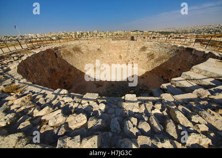 Umayyad cisterna di acqua nella cittadella di Amman, Jabal Al-Qala, Amman, Giordania Foto Stock