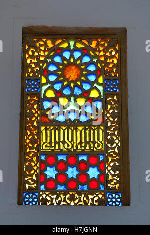 Combinazioni colorate sulle finestre di vetro macchiate in King Hussein Park, Amman, Giordania Foto Stock