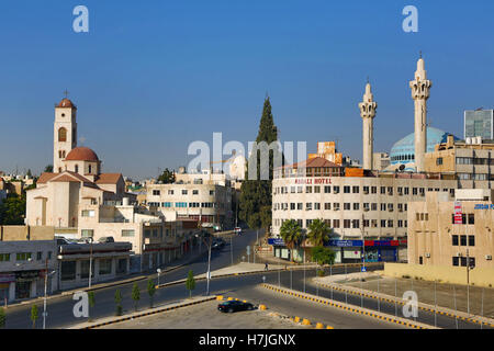 Scena di strada con il Re Abdullah mi la moschea e la Chiesa Ortodossa Greca, Amman, Giordania Foto Stock