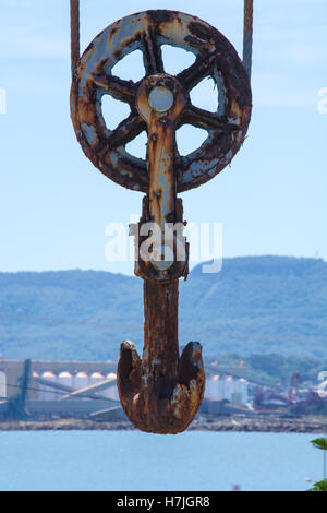 Gru usate per costruire la carne di maiale Kembla breakwall stabilisce dormienti arrugginimento lontano. Foto Stock