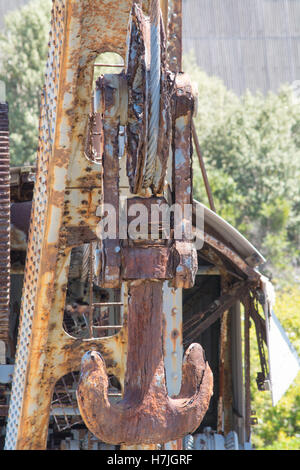 Gru usate per costruire la carne di maiale Kembla breakwall stabilisce dormienti arrugginimento lontano. Foto Stock