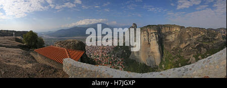 Vista panoramica su Kalabaka dalla Santissima Trinità Monastero di Meteora Foto Stock