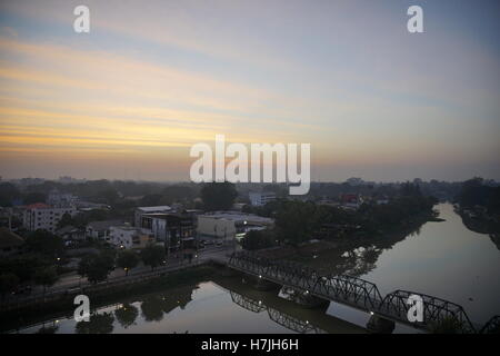 Mattina oltre il fiume Mae Ping, Chiang Mai Foto Stock