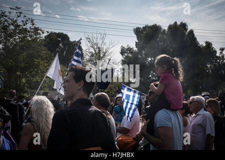 Nicosia, Cipro. 28 ott 2016. Un Oxi giorno paesaggi durante la sfilata cerimonia di premiazione che si terrà a Nicosia. Oxi giorno viene celebrato in tutta la Grecia, Cipro e la comunità greche in tutto il mondo il 28 ottobre di ogni anno. Oxi giorno commemora il rigetto dal primo ministro greco Ioannis Metaxas dell'ultimatum fatta dal dittatore italiano Benito Mussolini il 28 ottobre 1940. Oxi significato come No. © Sahan Nuhoglu/Pacific Press/Alamy Live News Foto Stock