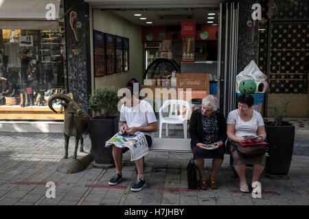Nicosia, Cipro. 28 ott 2016. Un pomeriggio a Ledra Street. Che è una grande arteria dello shopping nel centro di Nicosia, Cipro, che collega la parte nord di Nicosia, la parte della città sotto il controllo dei de facto di Cipro del Nord e del sud di Nicosia. © Sahan Nuhoglu/Pacific Press/Alamy Live News Foto Stock