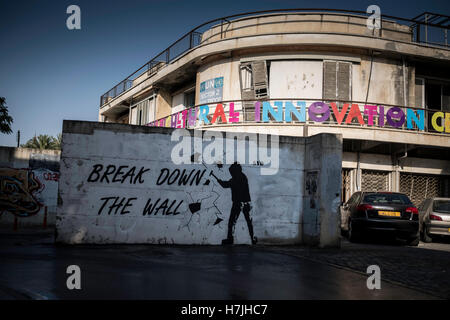 Nicosia, Cipro. 28 ott 2016. Un graffiti realizzati su una vecchia strada blocker parete vicino alla zona di buffer. © Sahan Nuhoglu/Pacific Press/Alamy Live News Foto Stock