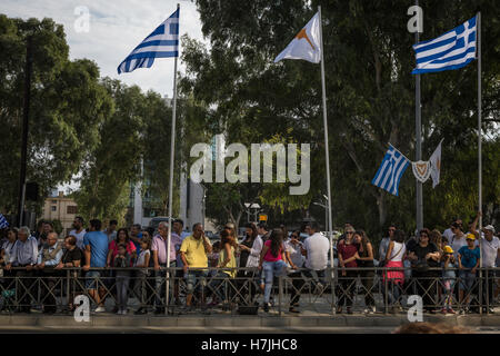 Nicosia, Cipro. 28 ott 2016. Un Oxi giorno paesaggi durante la sfilata cerimonia di premiazione che si terrà a Nicosia. Oxi giorno viene celebrato in tutta la Grecia, Cipro e la comunità greche in tutto il mondo il 28 ottobre di ogni anno. Oxi giorno commemora il rigetto dal primo ministro greco Ioannis Metaxas dell'ultimatum fatta dal dittatore italiano Benito Mussolini il 28 ottobre 1940. Oxi significato come No. © Sahan Nuhoglu/Pacific Press/Alamy Live News Foto Stock