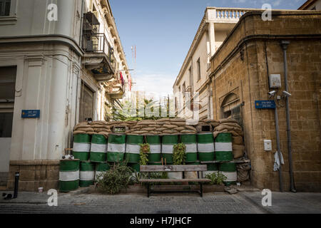 Nicosia, Cipro. 28 ott 2016. Uno dei blocchi stradali situato nel centro della città di Nicosia. © Sahan Nuhoglu/Pacific Press/Alamy Live News Foto Stock