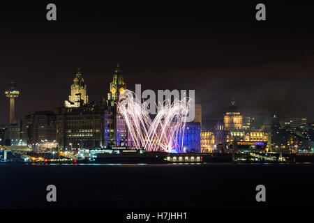 Acquisite nel corso del fiume di luce sulla notte dei falò da Seacombe sulla penisola di Wirral. Foto Stock